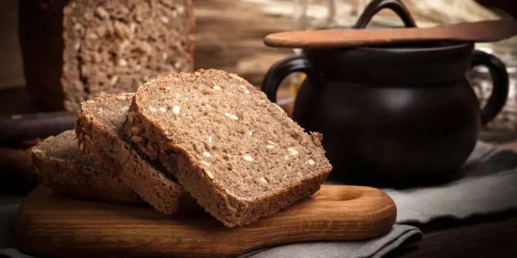 Roggenvollkornbrot mit Leinsamen und Sesam
