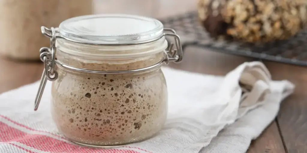 Wann sollte man den Sauerteig vor dem Backen füttern?